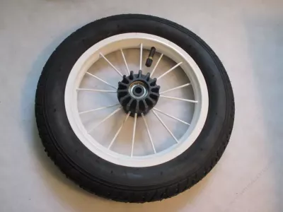 Kolečko ke kočárku kovové nafukovací bílé 12" - s ložiskem. Kolečko ke kočárku kovové nafukovací bílé 12" - s ložiskem.