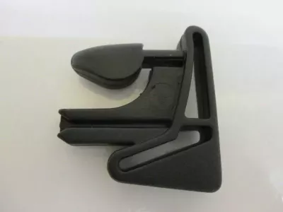 Přezka bezpečnostních pásů. Materiál plast, barva černá. Rozměry: šířka 74 mm, výška 76 mm a hloubka je 16 mm. Hmotnost  45 g. Cena za 1 kus. FUT  V naší nabídce jsou také vhodné popruhy pro výrobu dětských bezpečnostních pásů do kočárků, sedaček, le