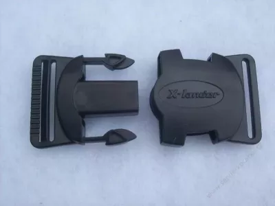 Přezka na bezpečnostní pás X-lander. Přezka na bezpečnostní pás X-lander.