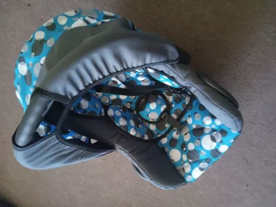 Autosedačka.