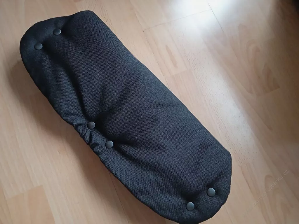 Rukávník na dětský kočárek.