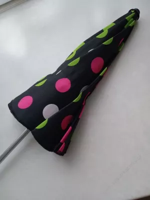 Slunečník s barevnými puntíky.