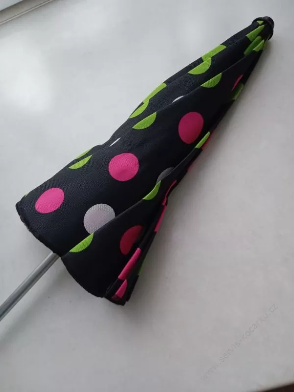 Slunečník s barevnými puntíky.