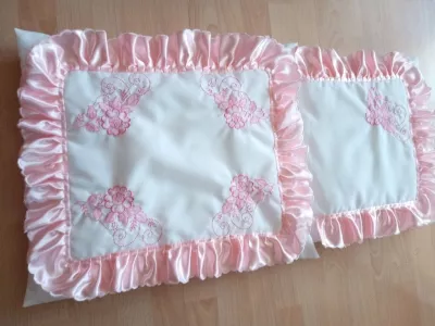 Vyšívaná peřinka do kočárku - růžová.