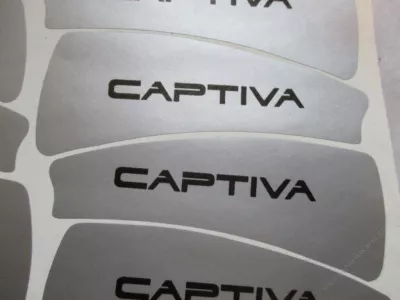 Nálepka CAPTIVA stříbrná.